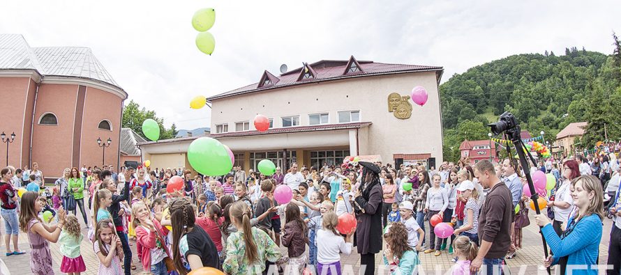 Новини Рахів. Дитячий майданчик відкриття м.Рахів 28.06.2015 (фото)