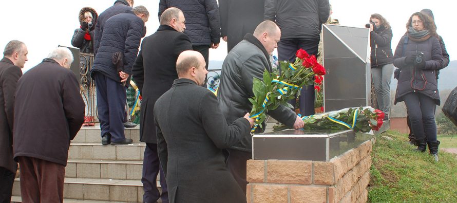Представники Рахівщини вшанували пам`ять Карпатських Січовиків (фото). Рахів новини.
